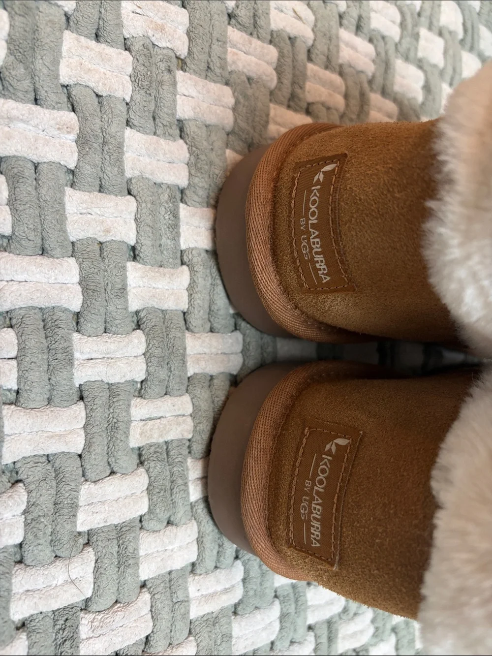 Koolaburra bu Ugg Kids Tan Suede Boots with Cream Faux-Fur Cuff size 3